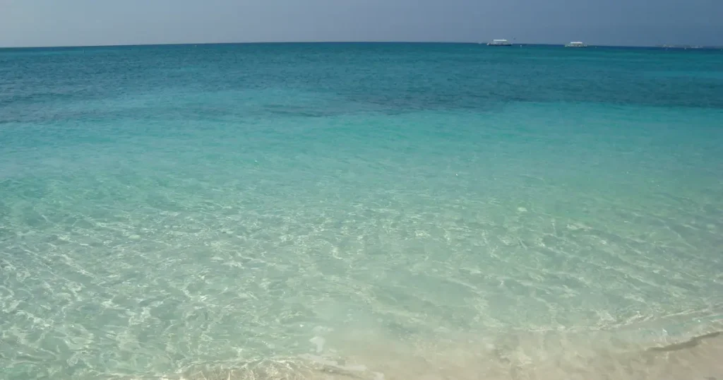 Best family friendly luxury resorts Caribbean: beach scenery in Grand Cayman